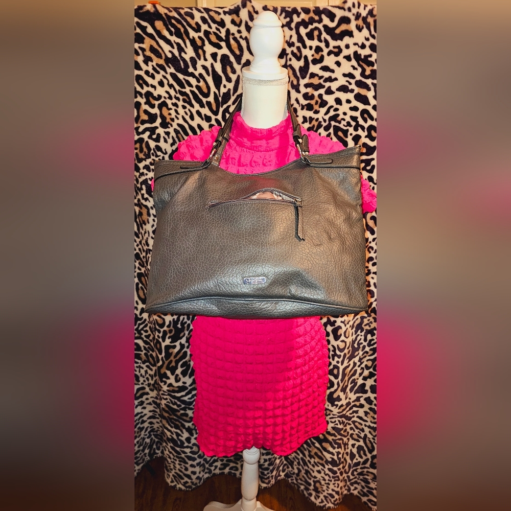 Jessica simpson bag in pre loved condition.  No call outs.